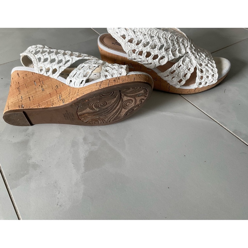 Whit casual or dress wedge sandal